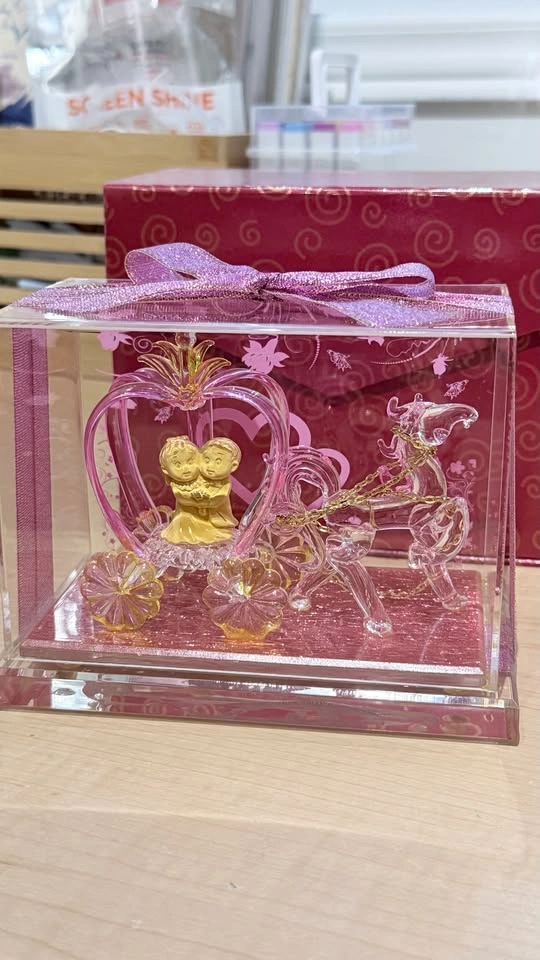 Crystal Pumpkin Carriage Figurine with Couple — Pink Glass - photo 2
