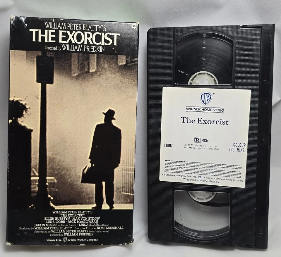 VINTAGE The Exorcist (1973) VHS and 1971 Novel - photo 2