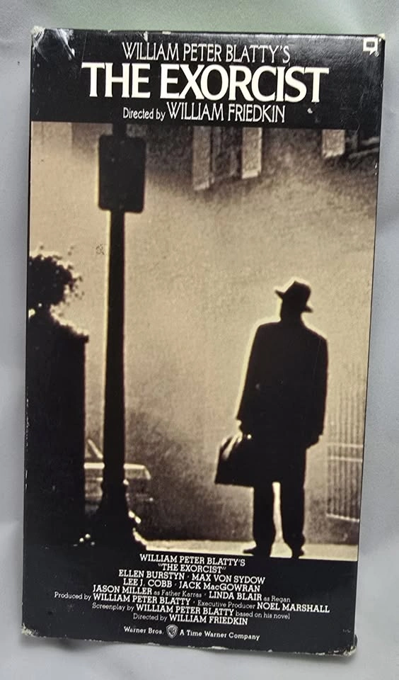 VINTAGE The Exorcist (1973) VHS and 1971 Novel - photo 3