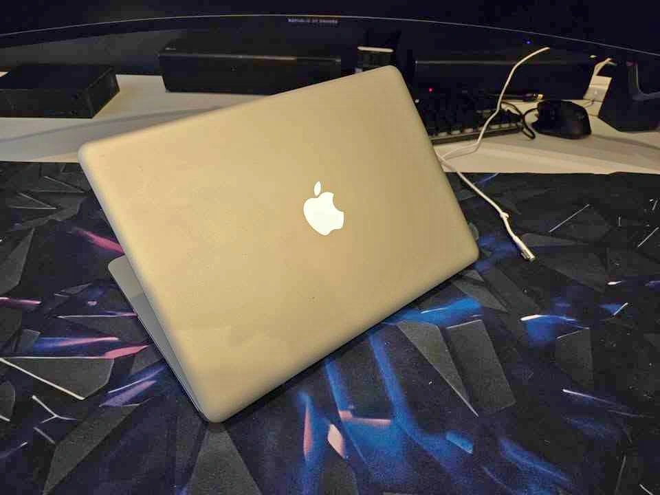 MacBook Pro (clear)