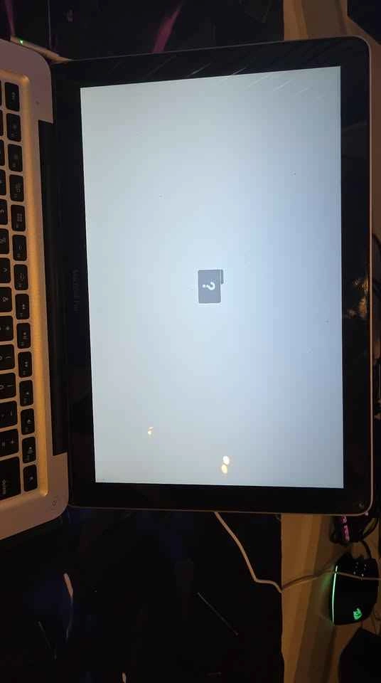Apple MacBook laptop - photo 2
