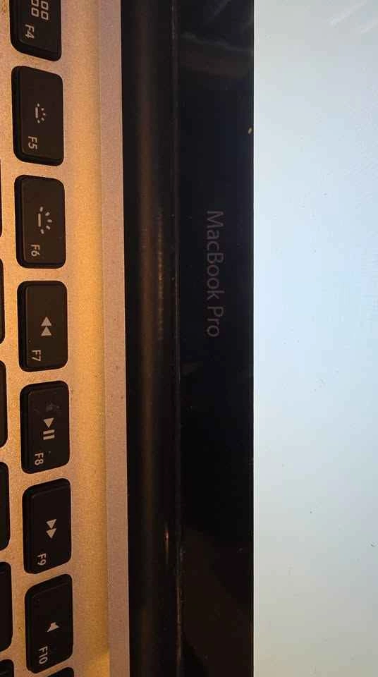 Apple MacBook laptop - photo 3