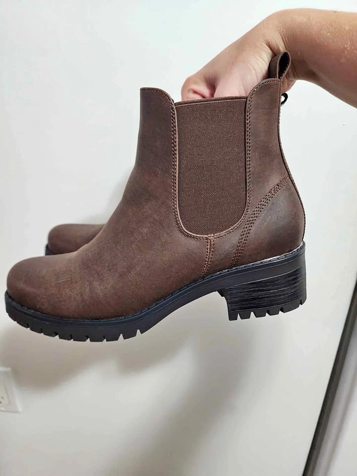 Light brown ankle boots size 9