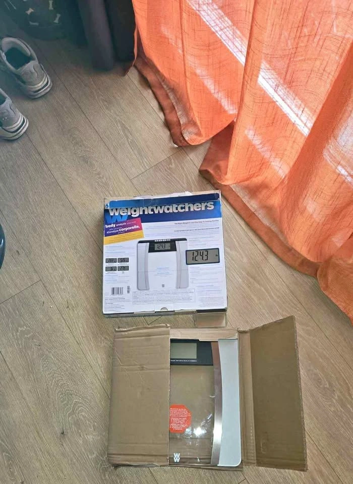 Weight Watchers Body Analysis Glass Scale — in box