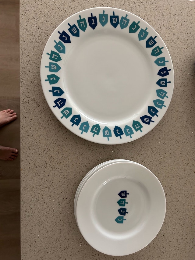Crate & Barrel Dreidel Hanukkah Plate Set