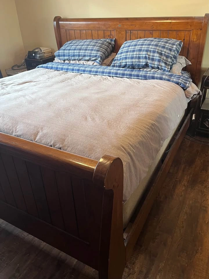 The Irish Coast Collection King Sleigh Bed and Matching Chests - photo 2