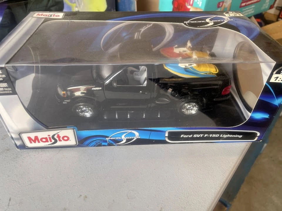 Maisto 1:21 Ford SVT F-150 Lightning Die-Cast with Jet Ski