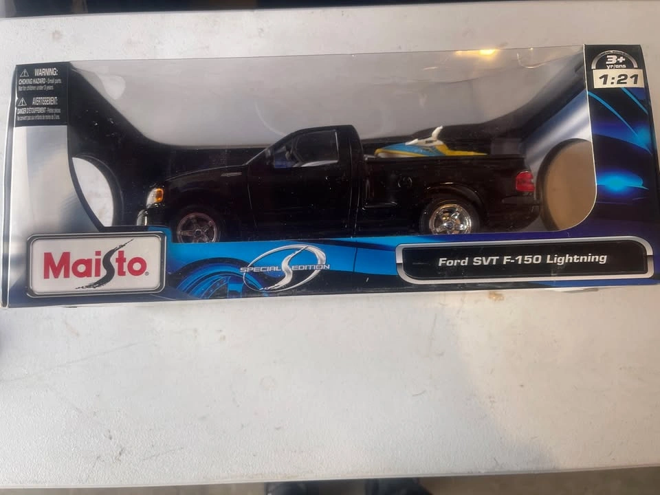 Maisto 1:21 Ford SVT F-150 Lightning Die-Cast with Jet Ski - photo 3