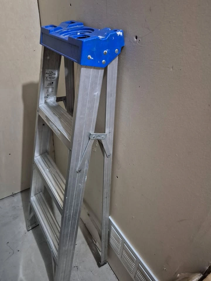 LITE 4FT & 6FT LADDERS - photo 2