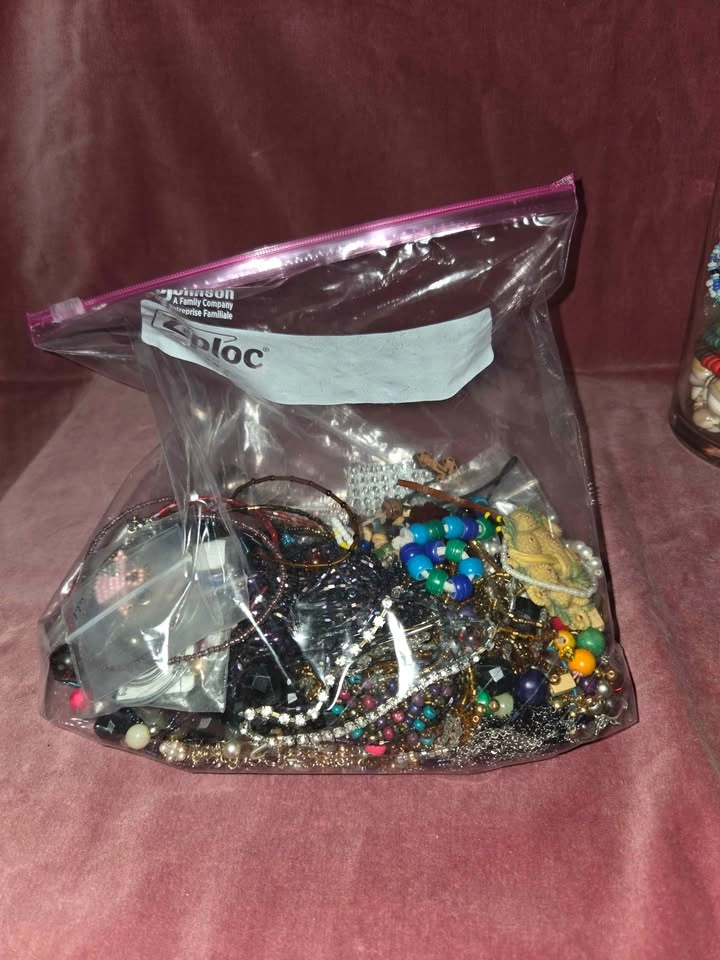 Bag of Broken Vintage Jewelry (for crafts, jewelry making) - photo 2
