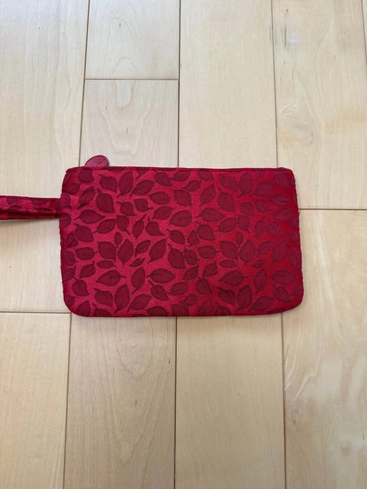 FREE Red Shiseido Makeup/Toiletry Bag - photo 2