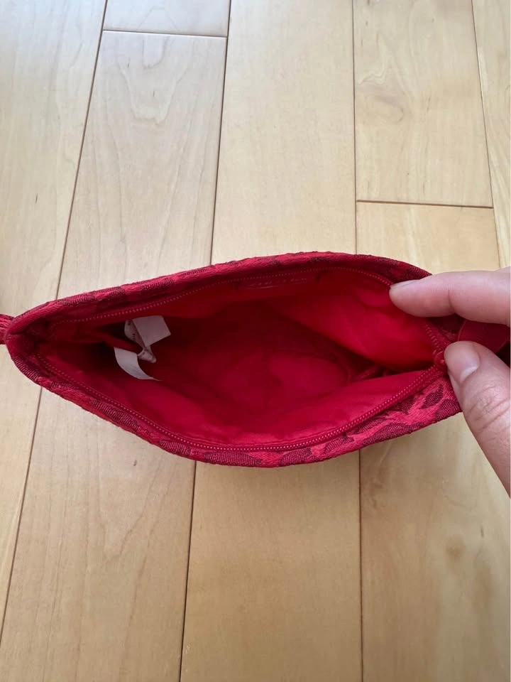 FREE Red Shiseido Makeup/Toiletry Bag - photo 3