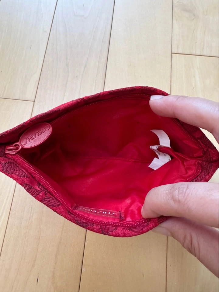 FREE Red Shiseido Makeup/Toiletry Bag - photo 4