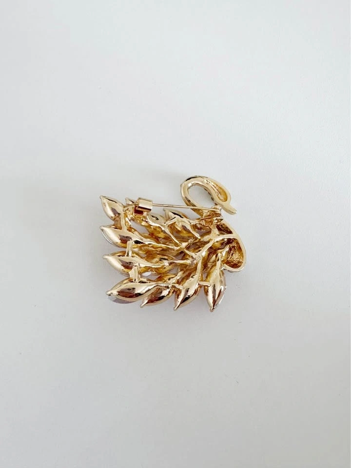BRAND NEW Swan Fashion Clothes Pin - photo 2