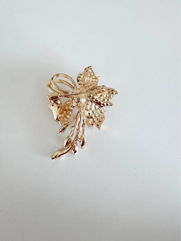 BRAND NEW Flower Fashion Clothes Pin - photo 2