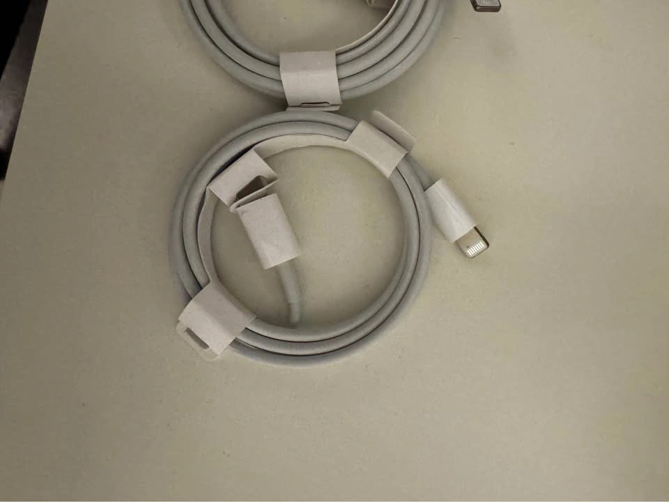 2x Brand New, USB C to Lightning Cable (Apple Original) - photo 2