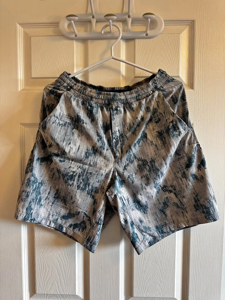 Lululemon Men’s Pace Breaker Shorts - Size M