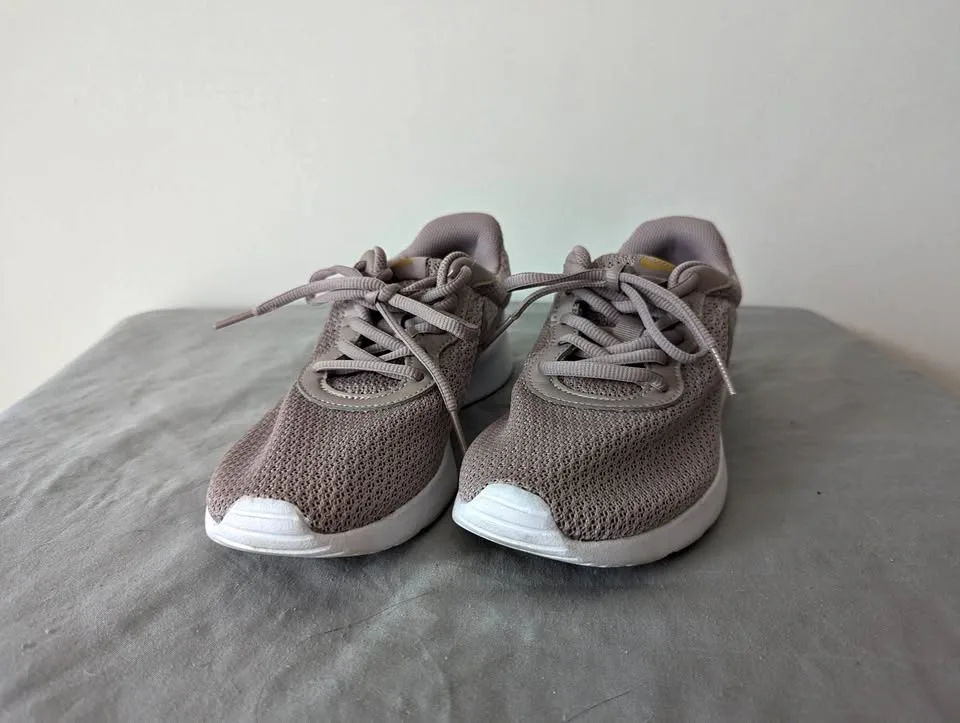 Nike Tanjun Sneakers Size 7.5 W thumbnail