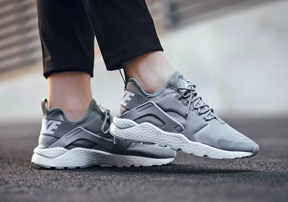 🧡 Women's Nike Air Huarache Sneaker Size US 7.5 thumbnail