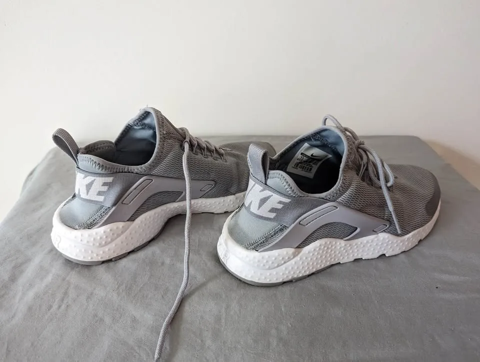 🧡 Women's Nike Air Huarache Sneaker Size US 7.5 image indicator(2)