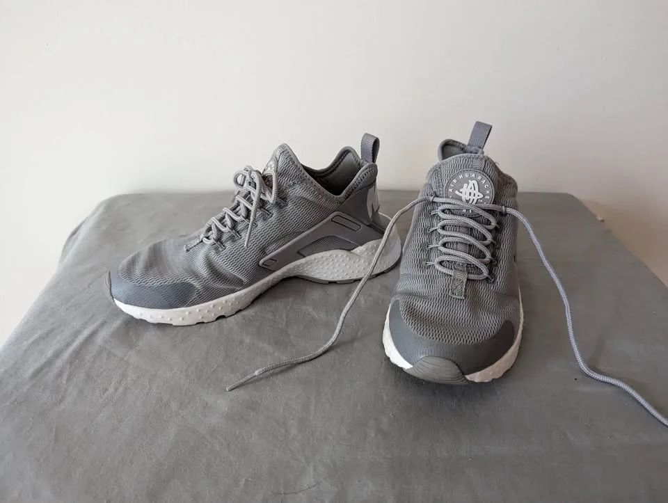 🧡 Women's Nike Air Huarache Sneaker Size US 7.5 image indicator(3)