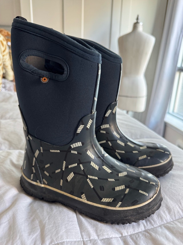 Kids Size 1 BOGS Winter Boots Rated for -30 Weather