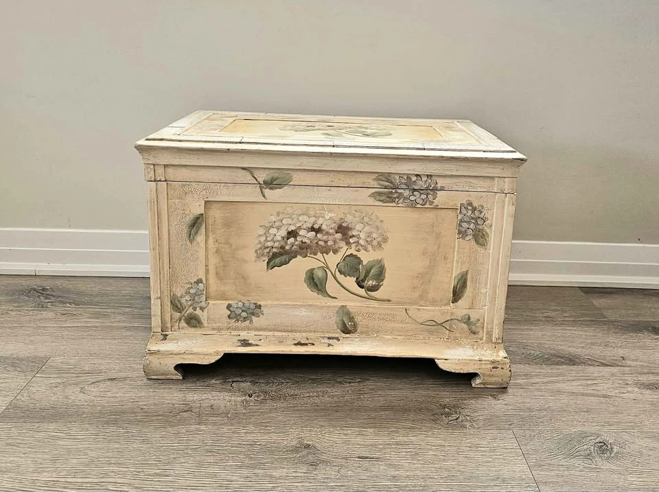 Vintage-style Hand-Painted Hydrangea Blanket Chest / Storage Tru