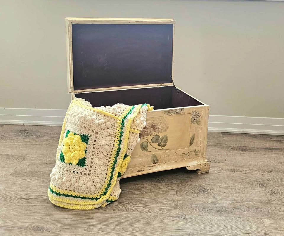 Vintage-style Hand-Painted Hydrangea Blanket Chest / Storage Tru - photo 2