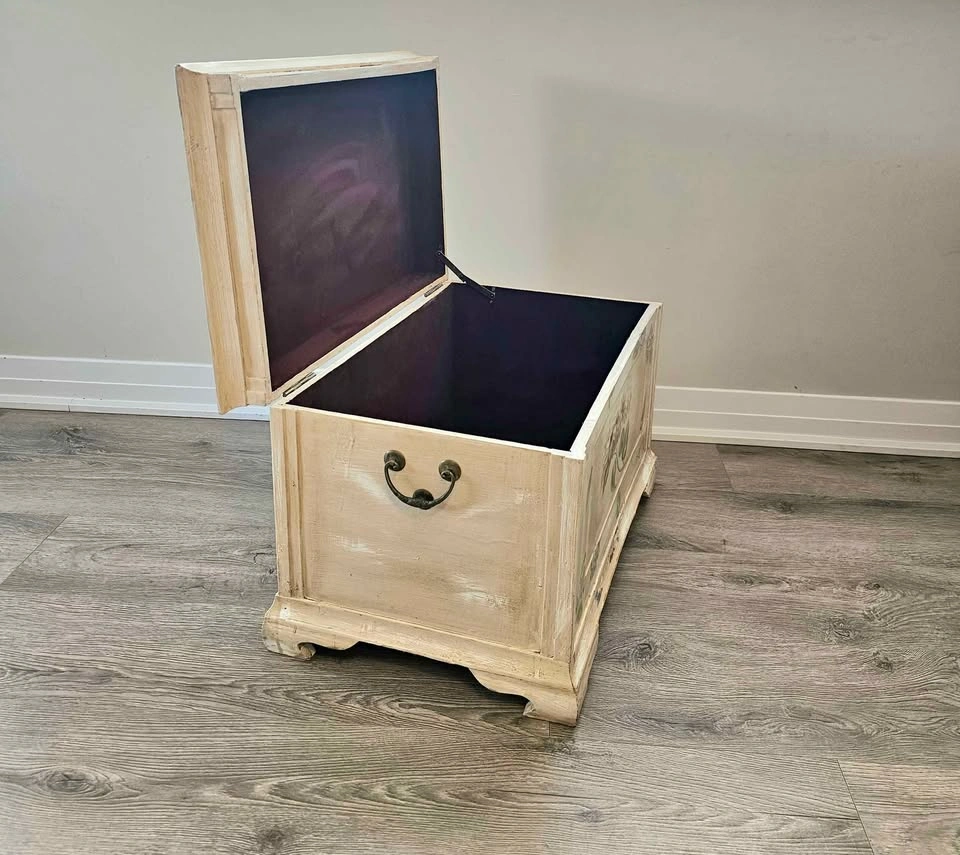 Vintage-style Hand-Painted Hydrangea Blanket Chest / Storage Tru - photo 3