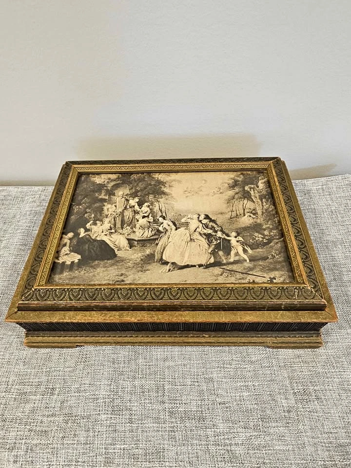 Mid-Century Italian Florentine-style gilded wood jewelry box