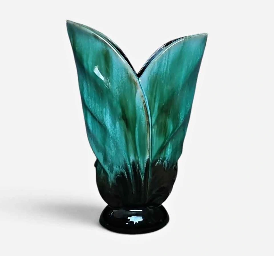 Vintage Blue Mountain Pottery Split Leaf Vase