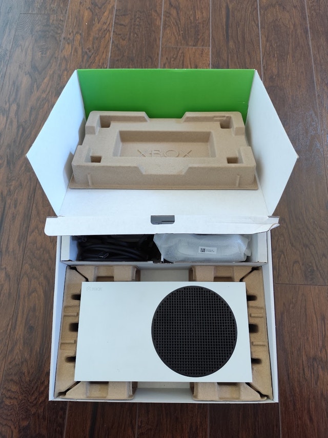 (Delivery) LNIB Xbox Series S w/games - photo 2