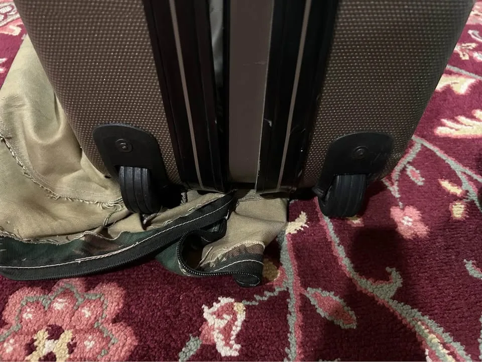 Vintage Safari Hard-Shell Check-In Suitcase image indicator(3)