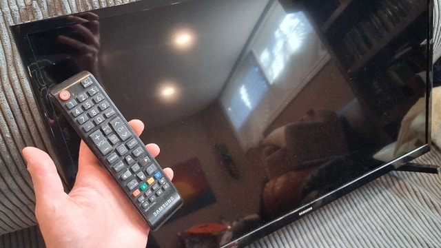 Samsung 32 inch TV with remote and power cable