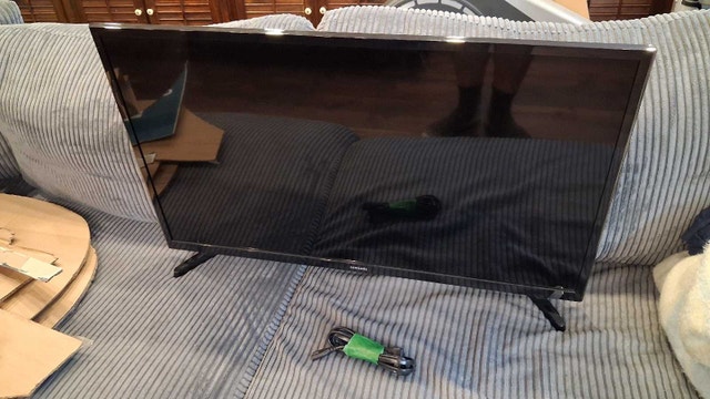 Samsung 32 inch TV with remote and power cable - photo 2