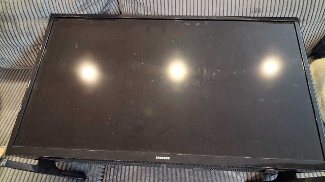 Samsung 32 inch TV with remote and power cable - photo 3