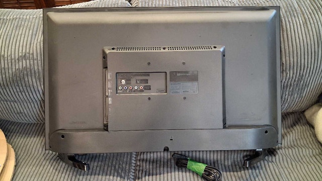 Samsung 32 inch TV with remote and power cable - photo 5