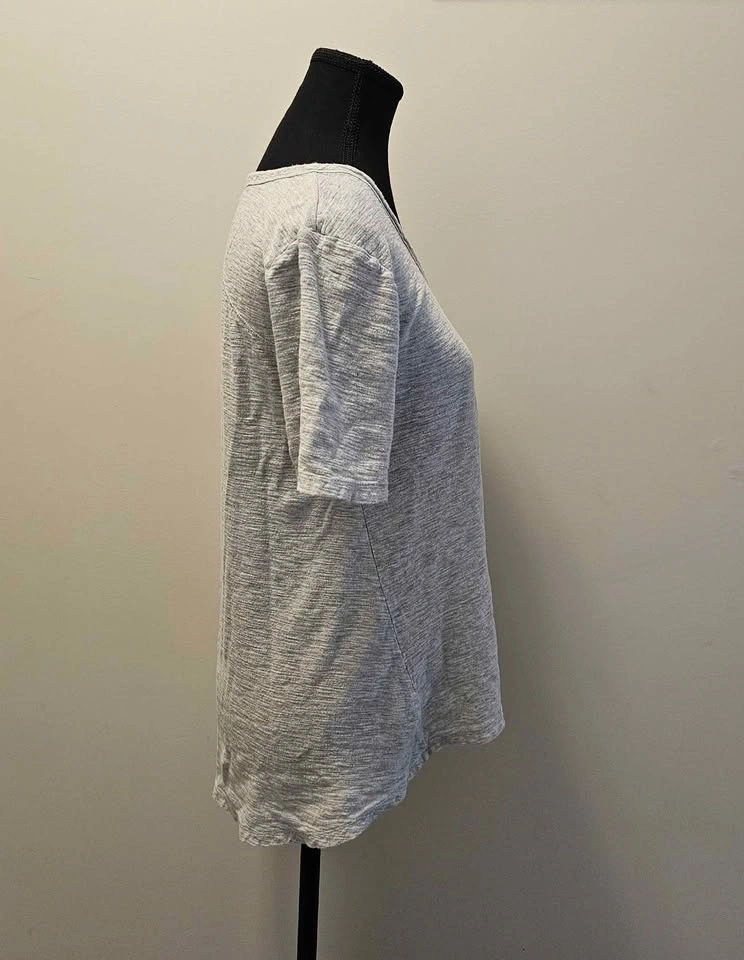 GAP Light Gray Short Sleeve V-Neck Pocket Tee - photo 2