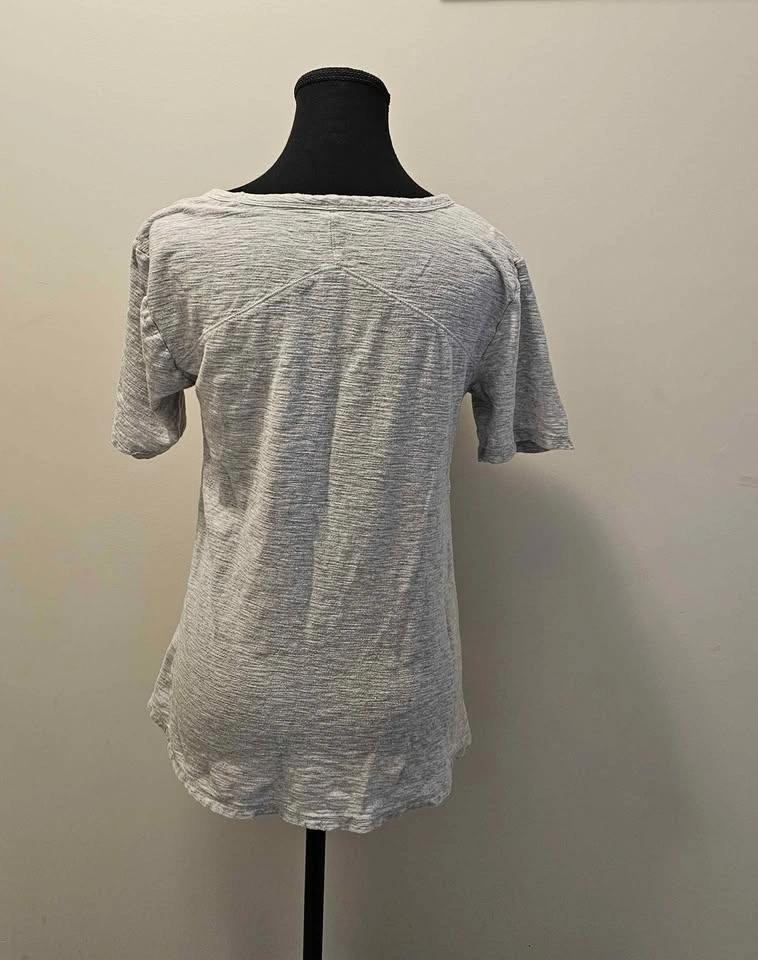 GAP Light Gray Short Sleeve V-Neck Pocket Tee - photo 3