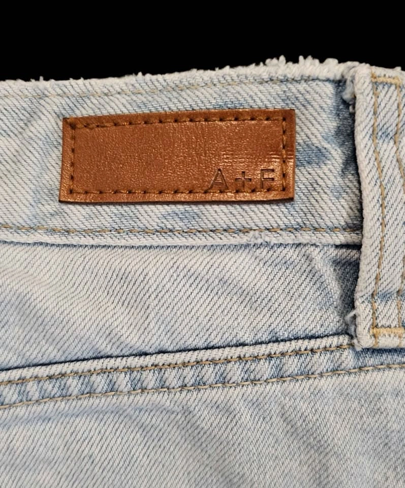 Abercrombie & Fitch Light Wash Distressed Cropped Jeans - photo 4