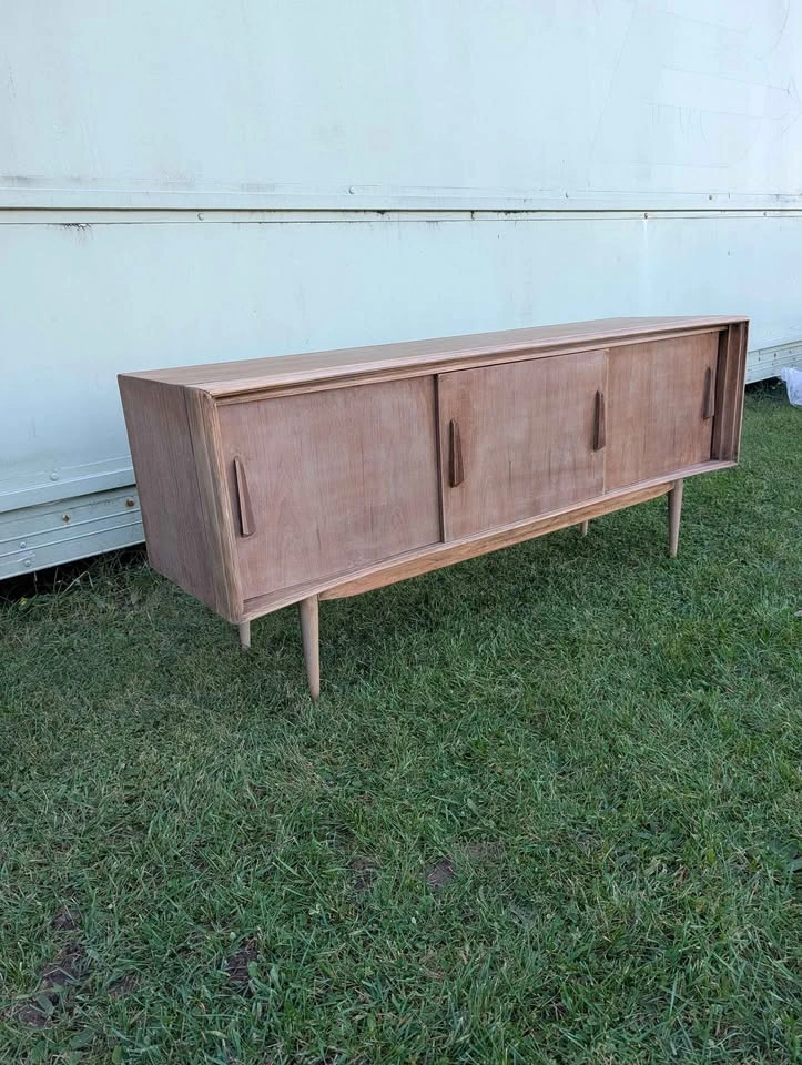 Mid Century modern TV stand, Vintage Deilcraft Walnut Sideboard - photo 2