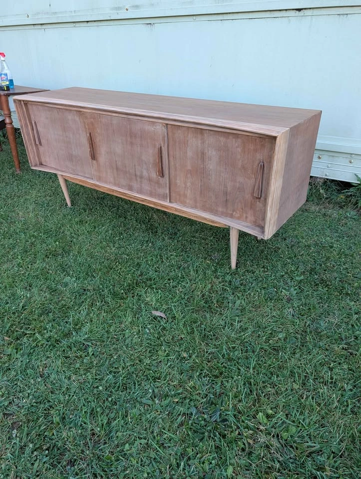 Mid Century modern TV stand, Vintage Deilcraft Walnut Sideboard - photo 4