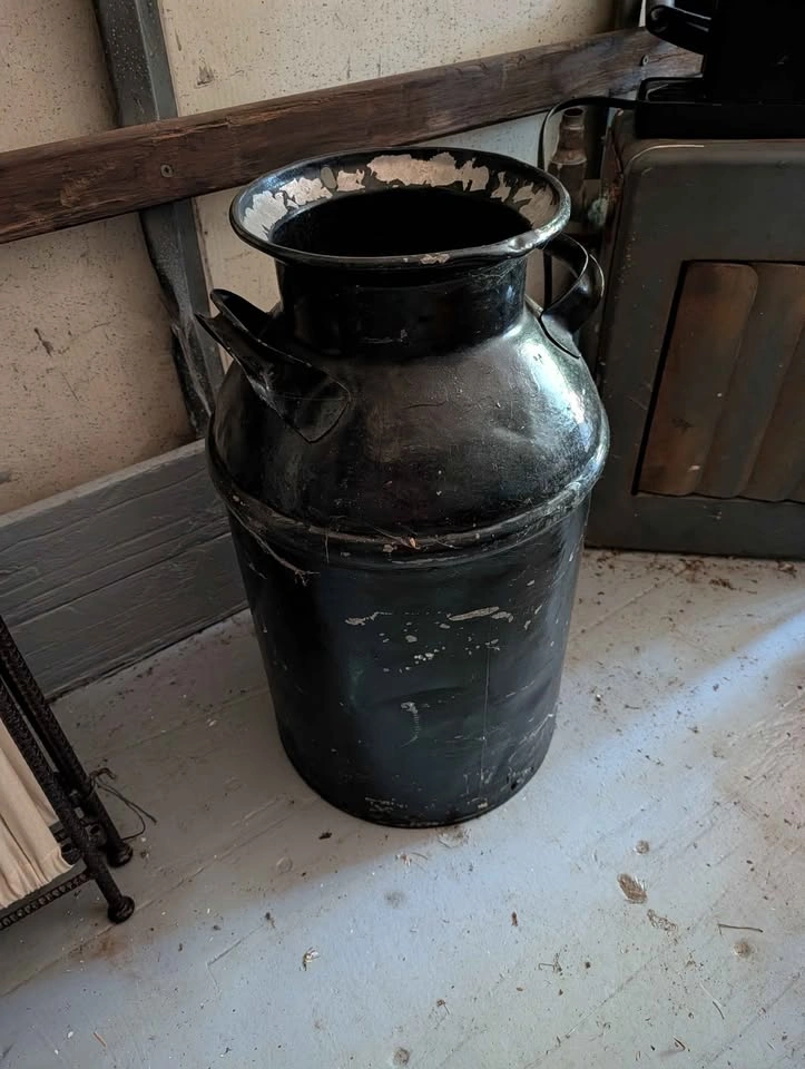Antique Black Milk Can, Citizen's Dairy, Farmhouse Porch Decor - photo 4