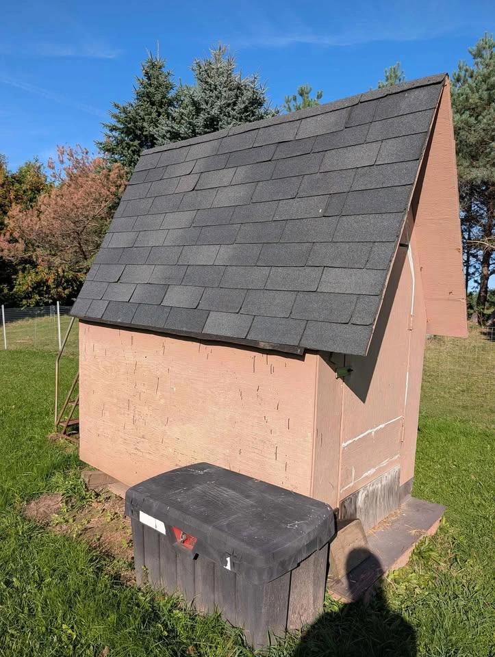 Tall insulated shed, chicken coop, dog house - photo 3