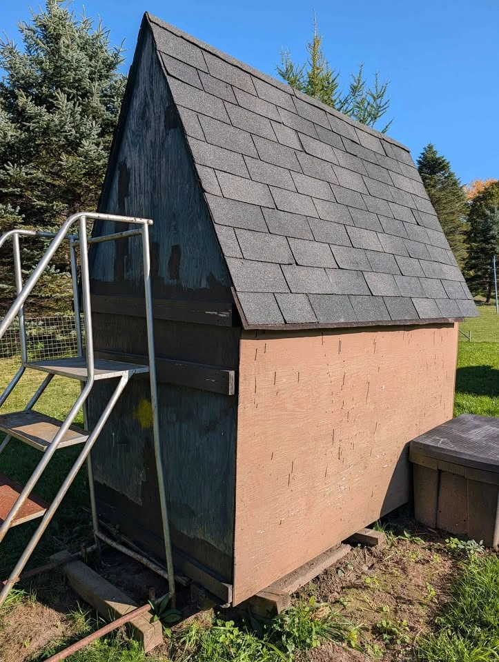 Tall insulated shed, chicken coop, dog house - photo 4