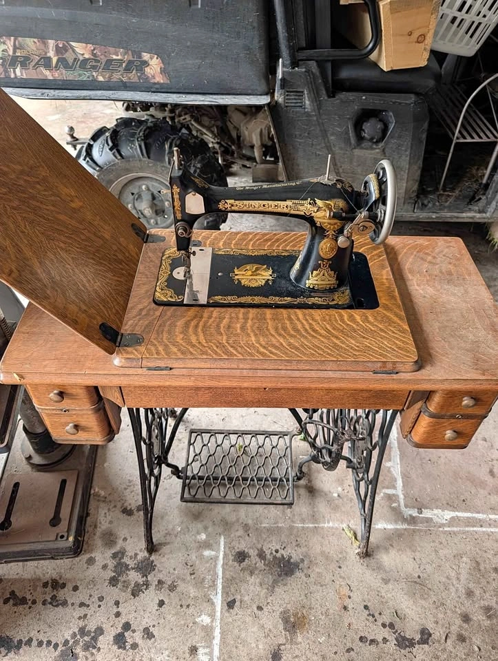 Vintage singer table and sewing machine