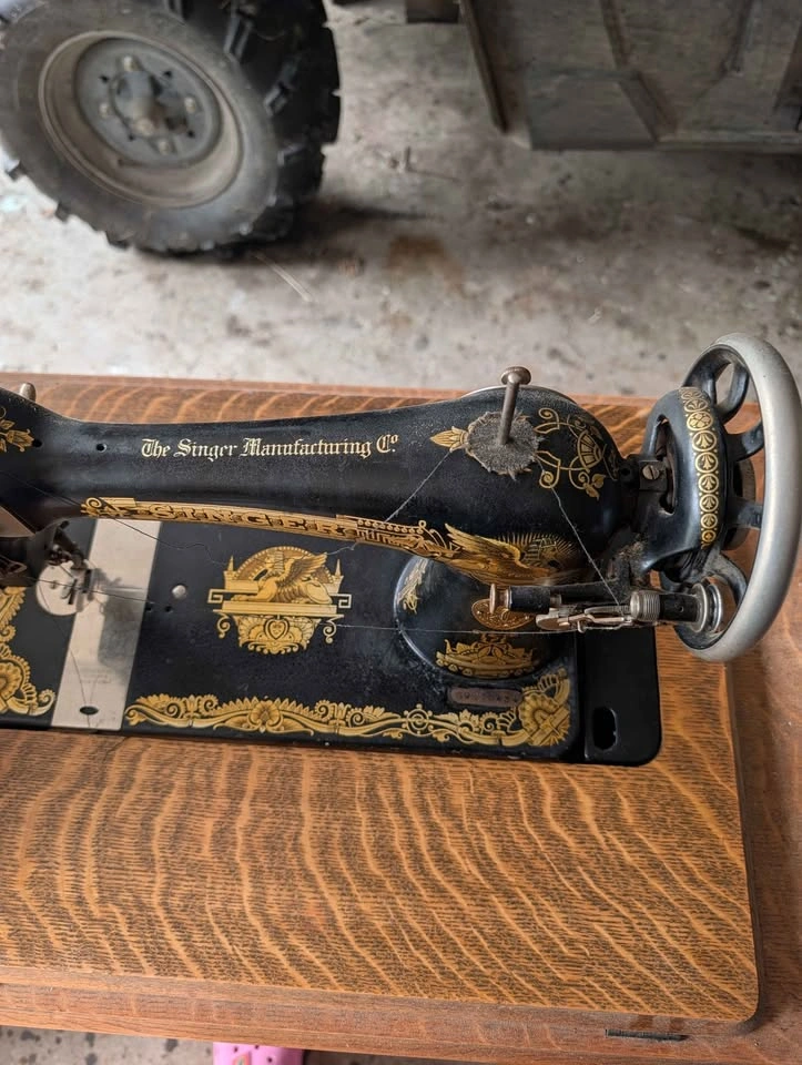 Vintage singer table and sewing machine - photo 2