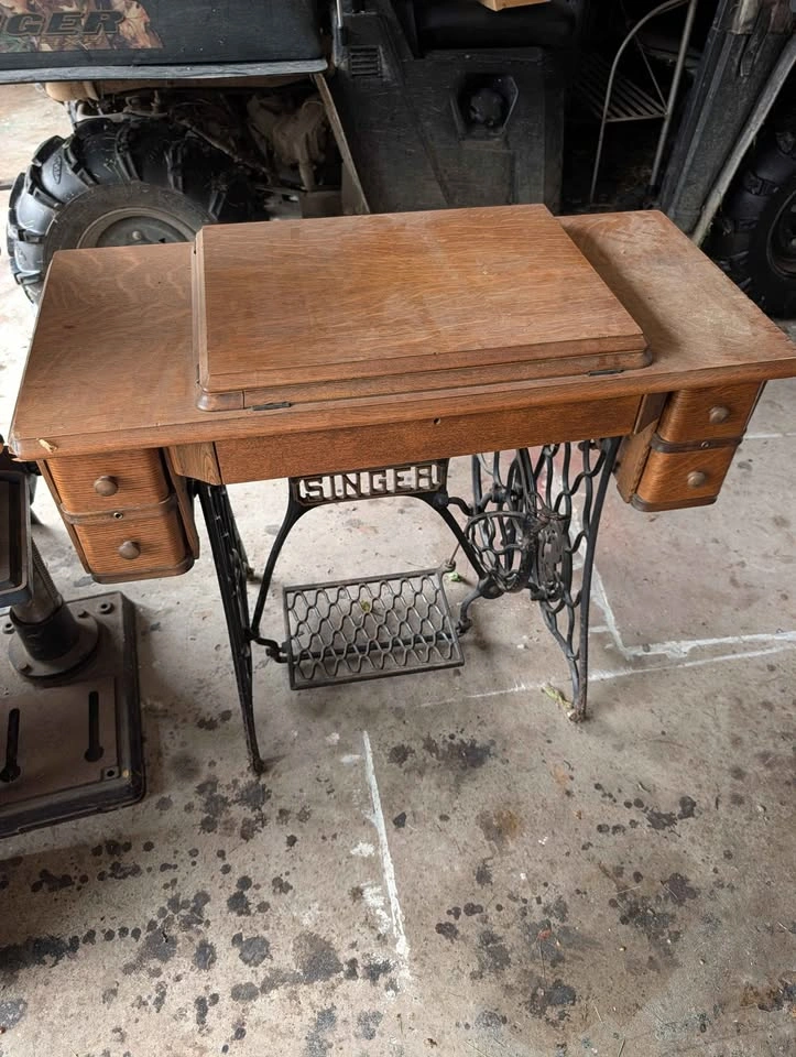Vintage singer table and sewing machine - photo 3