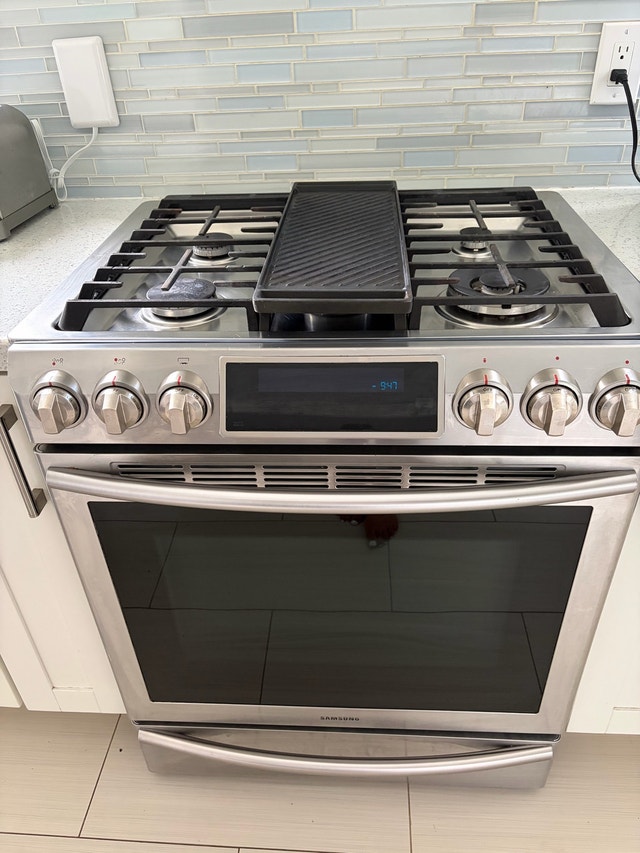 Samsung Slide-In Gas Range -for parts or repair
