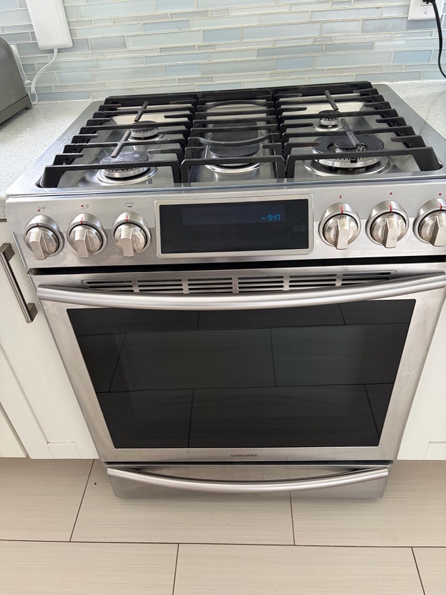 Samsung Slide-In Gas Range -for parts or repair - photo 2